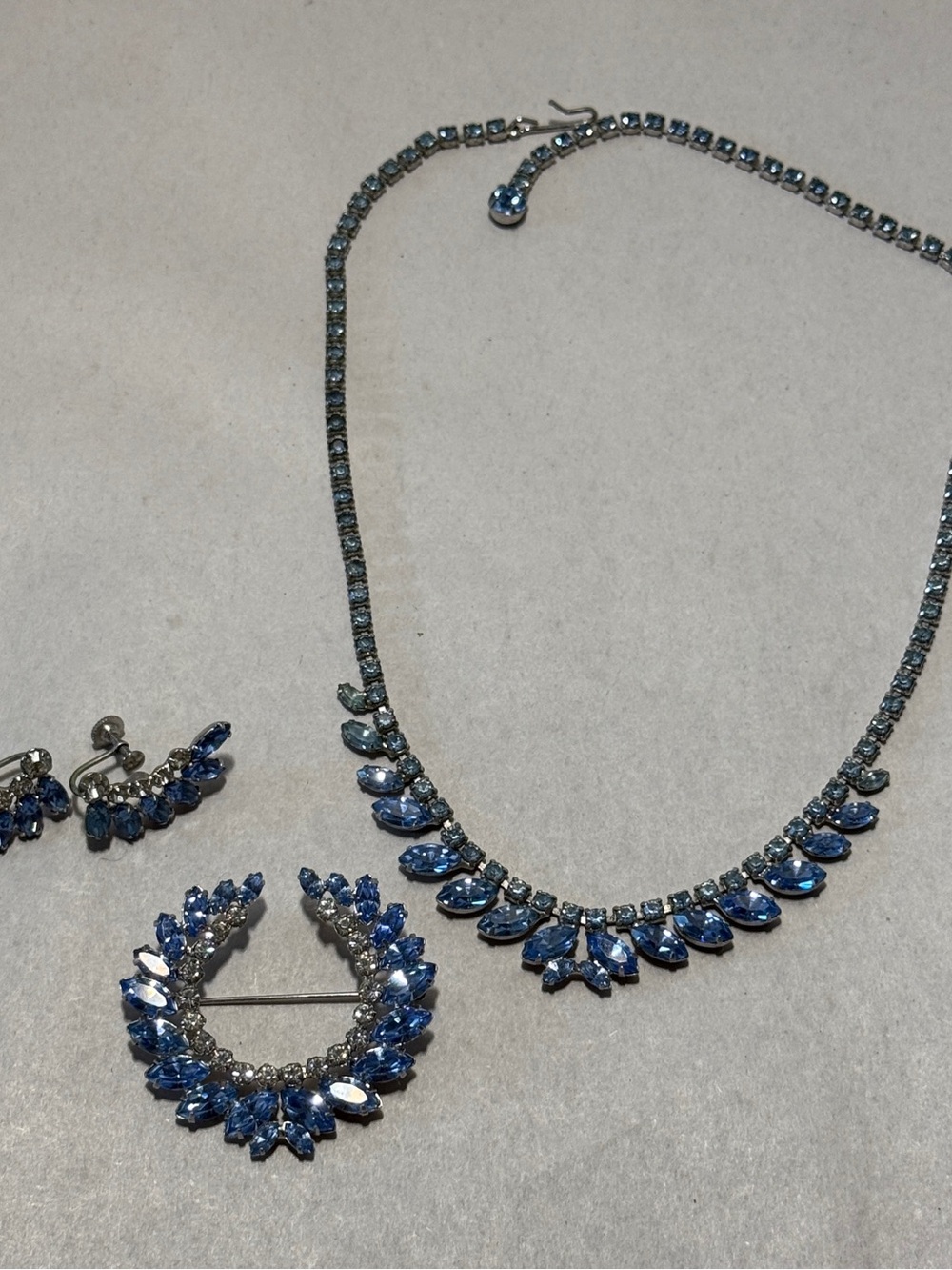 B DAVID MARKED AB RHINESTONE VINTGE NECKLACE WITH MATCHING EARRINGS AND PIN